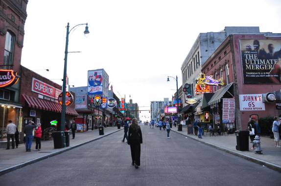 Caminhando pela famosa rua Beale, em em Memphis, no Tennessee - EUA